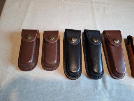 Buenas tardes compañeros,

Pongo a la venta estas fundas de navaja junto a un boli para ver el tamaño.

Portes 32