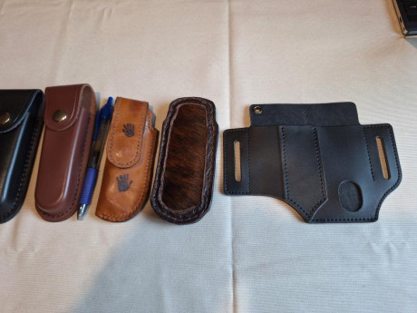 Buenas tardes compañeros,

Pongo a la venta estas fundas de navaja junto a un boli para ver el tamaño.

Portes 30