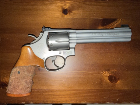Vendo Revolver SMITH WESSON TARGET CHAMPION 357,por no usar en perfecto estado con su estuche original
jpablo@malagasur-rent.com
678615227
950€ 01