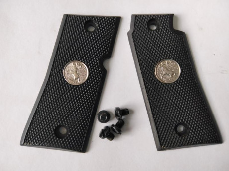Hola, pongo varios tipos de cachas para las Colt 1911 Y Colt Mustang 380 

aun quedan de las militares 50