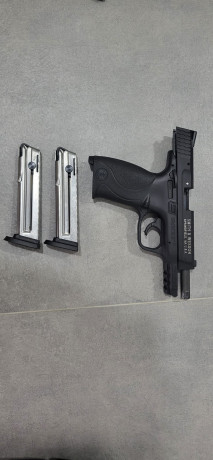 Pongo a la venta mi pistola Smith & Wesson M&P22 en calibre .22 LR por falta de uso. 

El arma 01