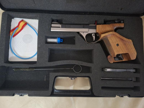 Vendo Feinwerbau AW93 en perfecto estado de uso, dos cargadores, y dos puntos de mira uno (el que lleva 02