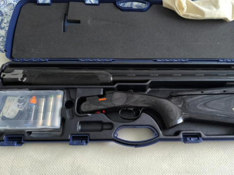 Beretta 688 Sporting ,con 76 de cañon,carrillera ajustable B-Fast,cañones Stilium y cinco choches....Tiene 20