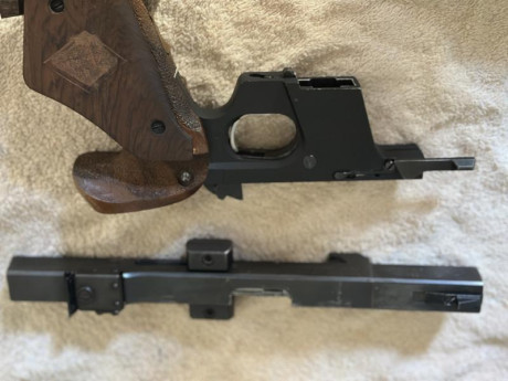 Pistola Walther GSP cal.32, cacha M. Posibilidad de poner carro del Cal.22. Tiene su maletín y dos cargadores.
Precio 21