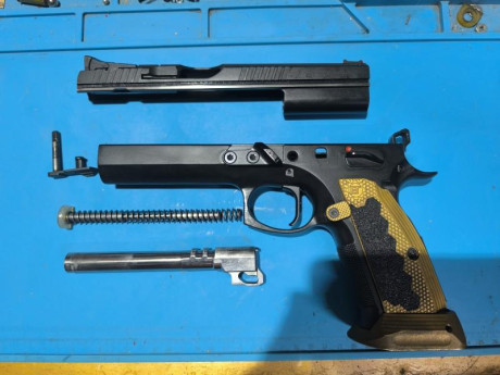 Vendo CZ TS Orange calibre 40 más corredera del 9mm, con 4 cargadores de cada calibre, cachas y fanel 00
