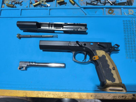 Se vende CZ TS Orange calibre 9mm con 4 cargadores, cachas y fanel de latón mas las originales, se puede 00