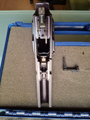 Se vende pistola Smith & Wesson 910, con 3 cargadores, guiada en A, maletín original y otras cachas. 01