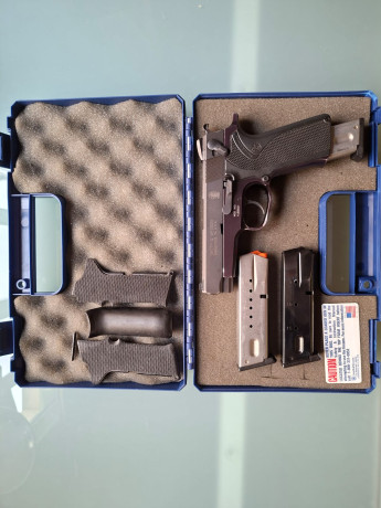Se vende pistola Smith & Wesson 910, con 3 cargadores, guiada en A, maletín original y otras cachas. 00