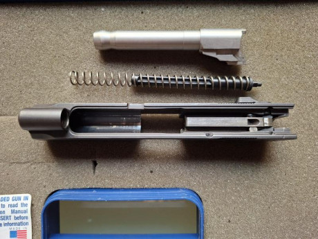 Se vende pistola Smith & Wesson 910, con 3 cargadores, guiada en A, maletín original y otras cachas. 11