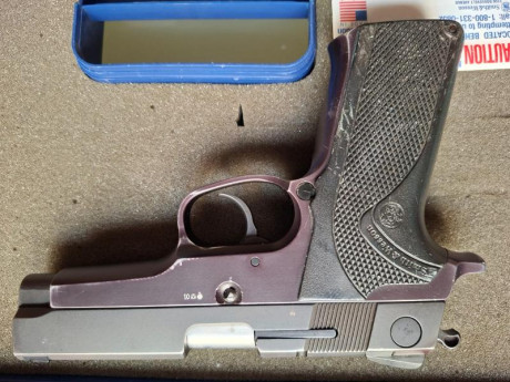 Se vende pistola Smith & Wesson 910, con 3 cargadores, guiada en A, maletín original y otras cachas. 10