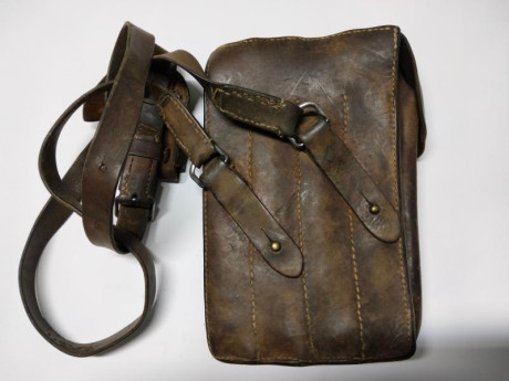 Vendo varios articulos de militaria

Un portacargador de cuero para el subfusil Yugoslavo M56 , con alojamiento 02