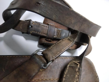 Vendo varios articulos de militaria

Un portacargador de cuero para el subfusil Yugoslavo M56 , con alojamiento 11
