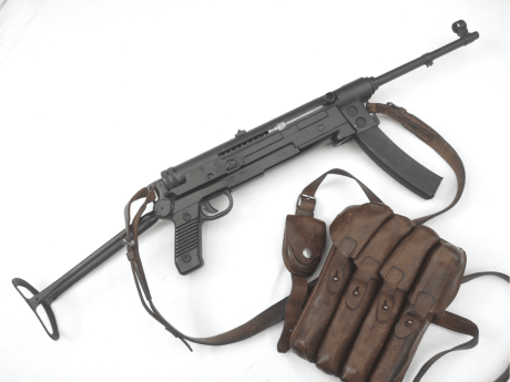 Vendo varios articulos de militaria

Un portacargador de cuero para el subfusil Yugoslavo M56 , con alojamiento 20