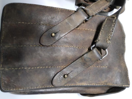 Vendo varios articulos de militaria

Un portacargador de cuero para el subfusil Yugoslavo M56 , con alojamiento 30
