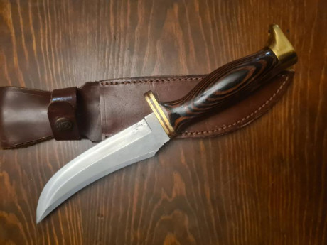 Vendo cuchillo Aitor modelo Skiner, muy buen estado, 175€. 00