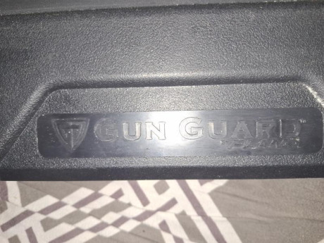 Vendo maletín para arma larga de 123x26 cms, de polímero acolchado, marca Plano modelo Gun Guard. Se entrega 02