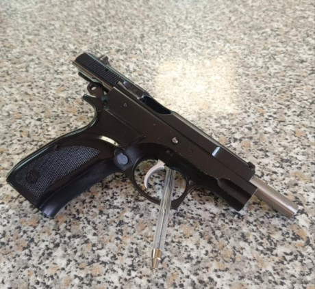 Vendo pistola CZ75 calibre 9para. Con dos cargadores, en buen estado y muy poco uso. Se encuentra en Tarancón. 02