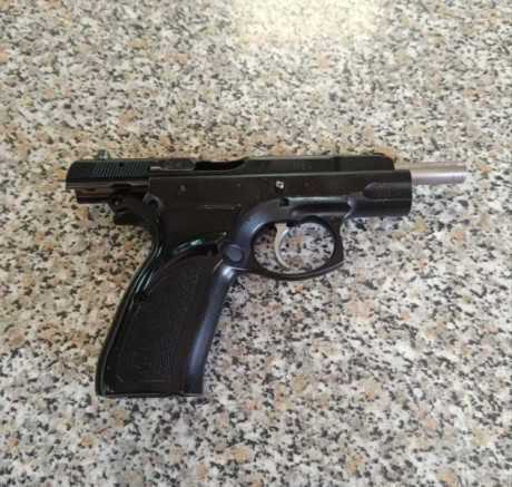 Vendo pistola CZ75 calibre 9para. Con dos cargadores, en buen estado y muy poco uso. Se encuentra en Tarancón. 01