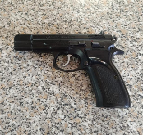Vendo pistola CZ75 calibre 9para. Con dos cargadores, en buen estado y muy poco uso. Se encuentra en Tarancón. 00