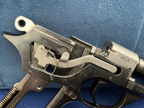 Se vende pistola del .22 LR Astra TS22 en buen estado estético y funcional .
Con cachas de diestro y otras 40