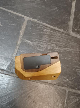 Buenas,vendo cacha algo retocada para morini CM 84e,el precio es de 180 euros talla S 21