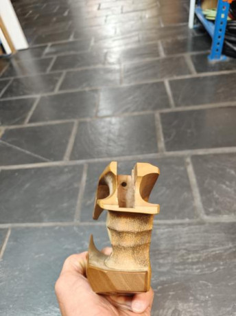 Buenas,vendo cacha algo retocada para morini CM 84e,el precio es de 180 euros talla S 12