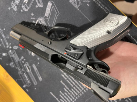 Vendo   Pistola CZ 75 SP-01 Shadow 1   Cal. 9×19. 
Recién revisada por armero, cambiados los muelles y 10