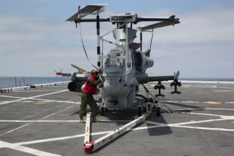 Comprar los que sean necesarios AH-1Z Viper y dejemos de complicar las cosas con los F-35... Al coste 15
