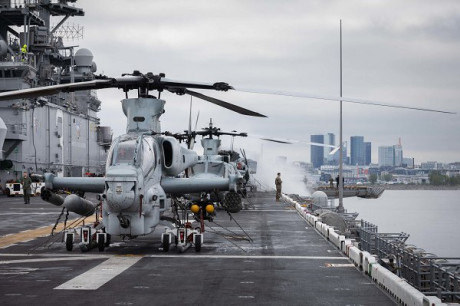 Comprar los que sean necesarios AH-1Z Viper y dejemos de complicar las cosas con los F-35... Al coste 14