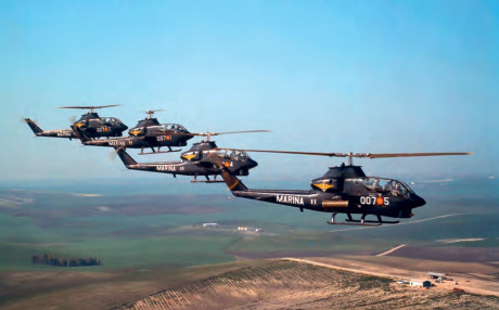 Comprar los que sean necesarios AH-1Z Viper y dejemos de complicar las cosas con los F-35... Al coste 13