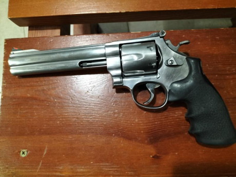 Hola compañeros. Vendo magnífico revolver S&W en estado impecable. No sé si las fotos hacen justicia 00