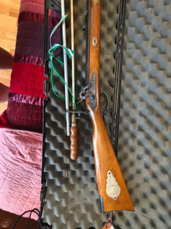 Vendo rifle Hawken calibre 44 marca Dikar con túnel, diopter, estuche rígido, baqueta y embudo.
Muy buen 01