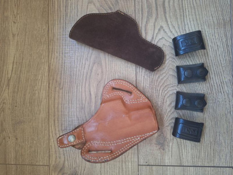 *SE VENDE:* 

LOTE compuesto por:

2 fundas de piel para pistola tamaño standard ( NUEVAS) una interior 01