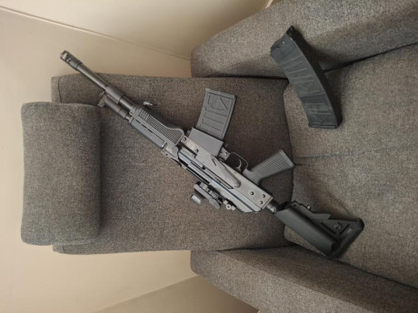 Escopeta SEMIAUTOMÁTICA SDM AK12 
De aspecto es como un AK 47 pero en calibre 12
Arma en estado impecable
Lugar 21