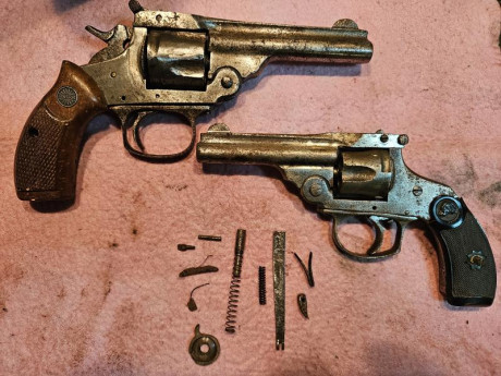 Son piezas de dos revolveres pequeños antiguos e incompletos para coleccion o lo que se quiera. Destaco,que 01