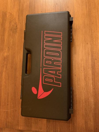Vendo esta pistola que compré para que mi hijo se iniciara en el tiro, pero.... no le terminó de gustar 02