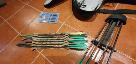Buenassss. se vende todo el equipo menos la mira: funda, ballesta, flechas con puntas de caza, + puntas, 02