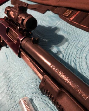 Vendo escopeta de corredera MOSSBERG 500 calibre 12/76 con dos cañones; uno liso de 71 cm con chokes intercambiables 21