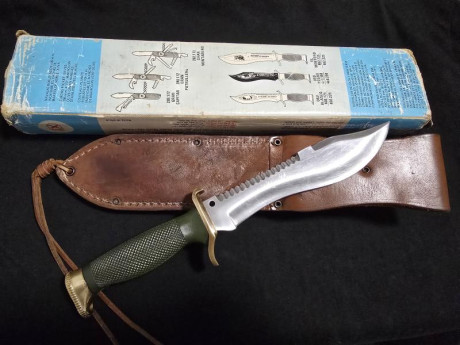 En venta Cuchillo Aitor Oso blanco de los 80s.  Es la variante con funda de cuero, viene etiquetada como 02