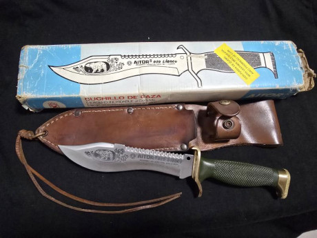 En venta Cuchillo Aitor Oso blanco de los 80s.  Es la variante con funda de cuero, viene etiquetada como 01
