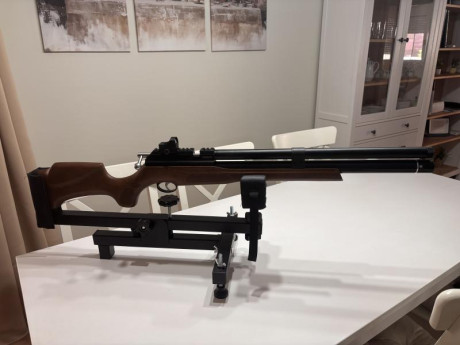 Se vende rifle PCP Snowpeak M25 Gen2 regulado con culata en madera de Haya. Perfecto estado, comprado 20