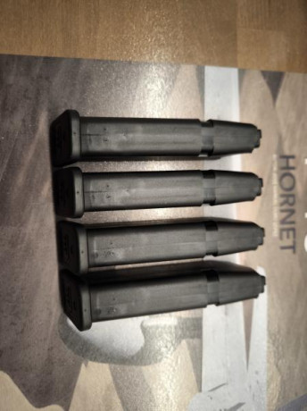 Buenas,

vendo estos 4 cargadores originales GLOCK (tamaño glock 17) de 9mm, limitados de origen a 10 02