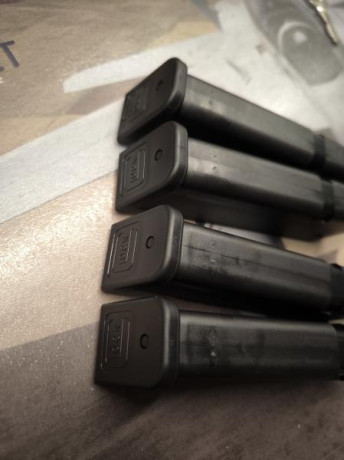 Buenas,

vendo estos 4 cargadores originales GLOCK (tamaño glock 17) de 9mm, limitados de origen a 10 11