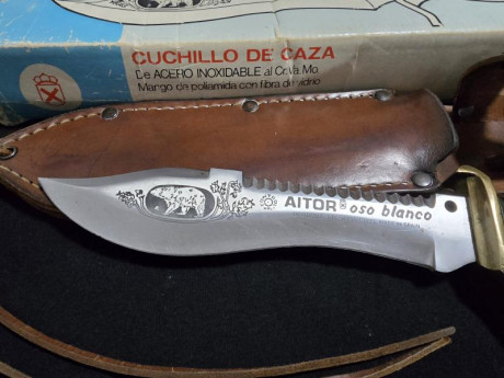 En venta Cuchillo Aitor Oso blanco de los 80s.  Es la variante con funda de cuero, viene etiquetada como 12