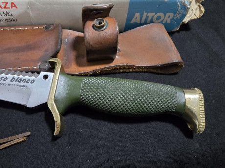 En venta Cuchillo Aitor Oso blanco de los 80s.  Es la variante con funda de cuero, viene etiquetada como 11