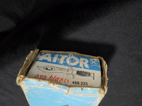 En venta Cuchillo Aitor Oso blanco de los 80s.  Es la variante con funda de cuero, viene etiquetada como 10
