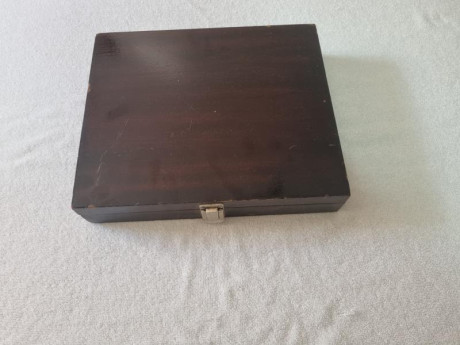 Se vende caja de madera artesanal para pistola WALTHER P38. Precio 20 euros. Tlf.607609326 02