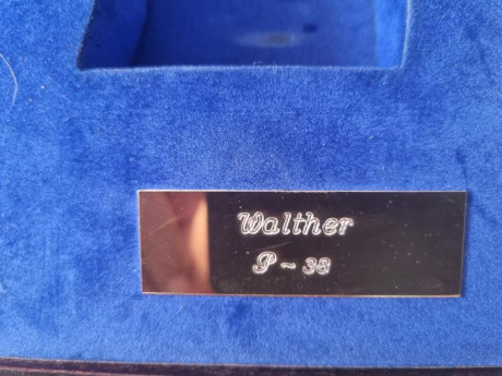 Se vende caja de madera artesanal para pistola WALTHER P38. Precio 20 euros. Tlf.607609326 00