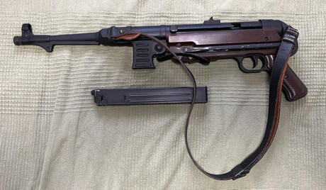 Vendo esta réplica del subfusil MP40 fabricada por Cybergun. Es metálica. La he usado en tres eventos 02