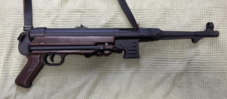 Vendo esta réplica del subfusil MP40 fabricada por Cybergun. Es metálica. La he usado en tres eventos 01